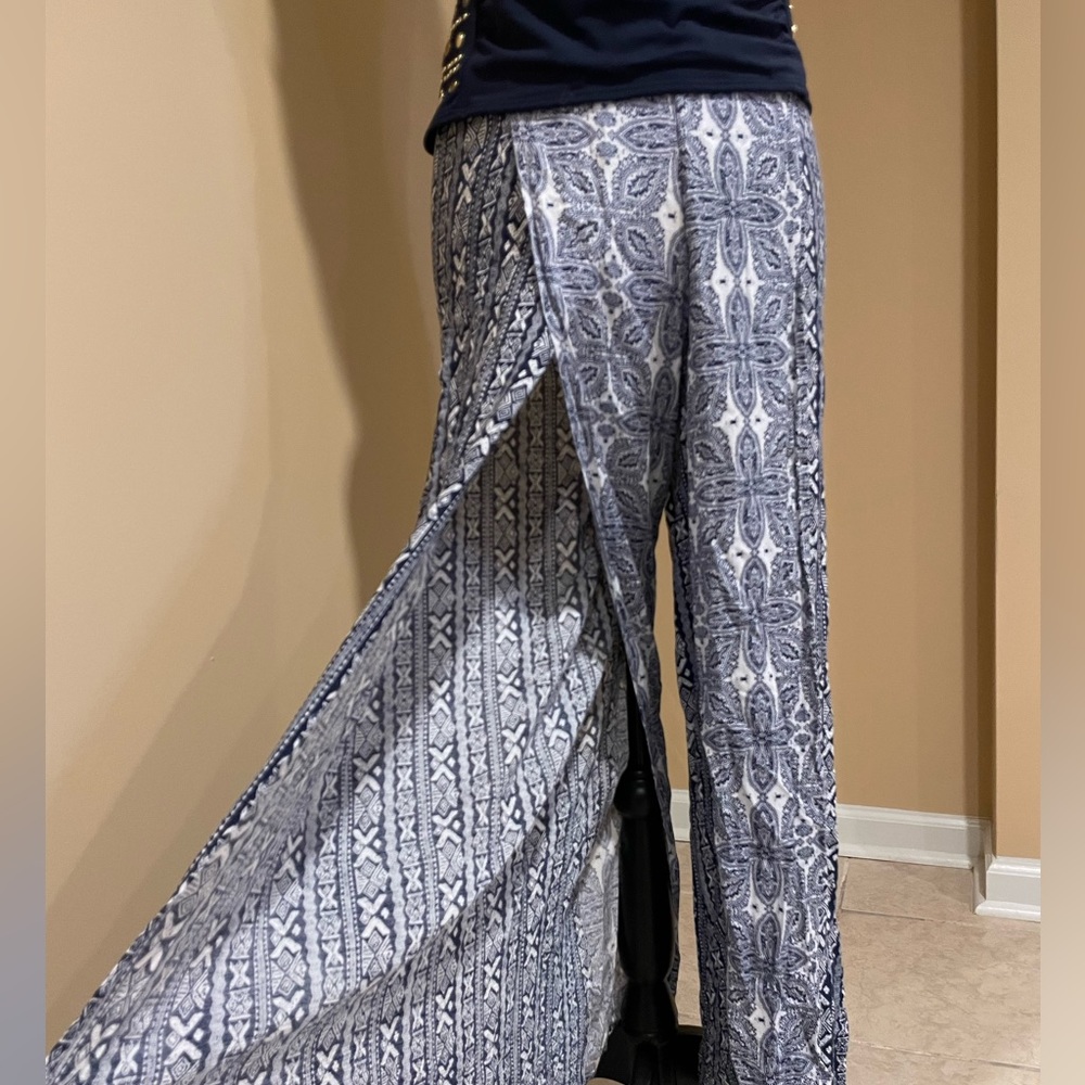 Jealous Tomato Cover-up pants. Navy print , split design Sz sm